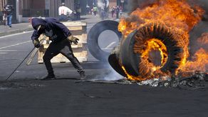 En Quito algunos manifestantes quemaron neumáticos mientras que un grupo de manifestantes se movilizaba en un vehículo llevando una bandera ecuatoriana.