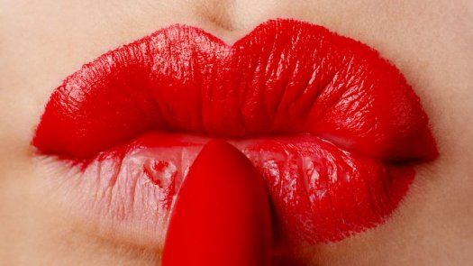 Apueste al labial rojo para brillar en la Navidad