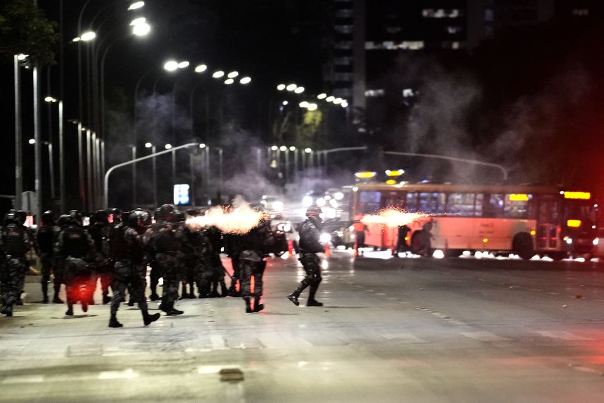 Seguidores de Bolsonaro se enfrentaron con la policía después de incendiar varios vehículos y autobuses.