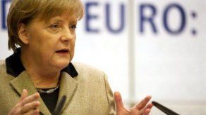 Merkel afirma que no está en peligro pese al declive de su socio