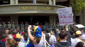 Oposición venezolana confirma orden de captura a otro político de sus filas