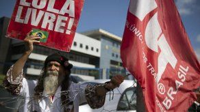 Militantes celebran navidad en apoyo a Lula a puertas de prisión en Brasil