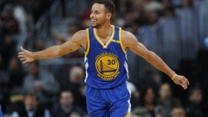 Curry multado con 50.000 dólares por lanzar protector bucal contra árbitro