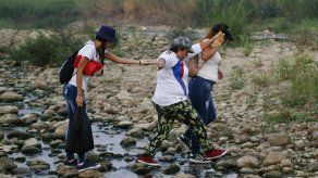 Militares reprimen protesta en límite con Brasil