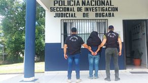Agentes de la Policía Nacional junto con el sospechoso Agentes de la Policía Nacional junto con el sospechoso