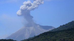 Volcán Fuego lanza ceniza a comunidades cercanas en Guatemala