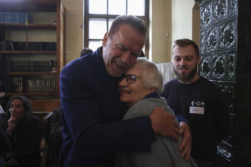 Arnold Schwarzenegger visita Auschwitz