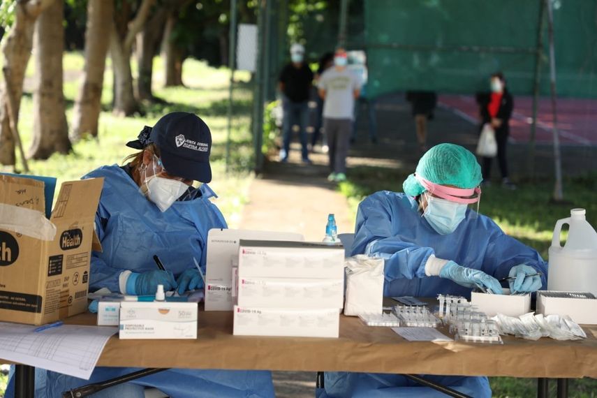 Personal de salud aplica pruebas para detectar covid-19.