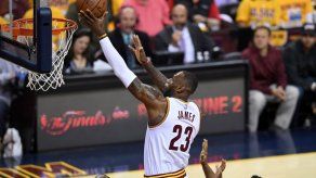 Irving y James dominan a Raptors con ataque arrollador de Cavaliers