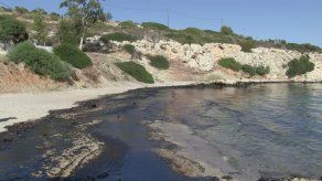Grecia intenta contener contaminación de petrolero naufragado cerca de Atenas