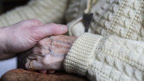 Mujeres con problemas cognitivos caen antes en la demencia que los hombres