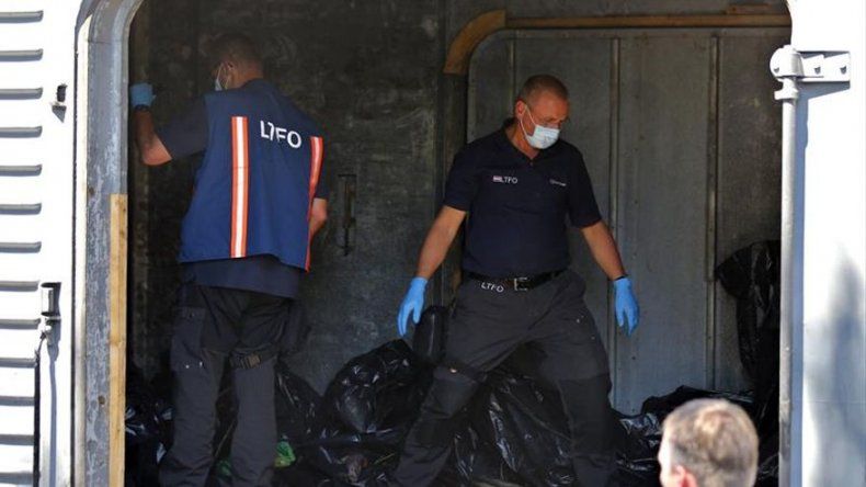 Forenses holandeses examinan los cadáveres del avión siniestrado en Ucrania