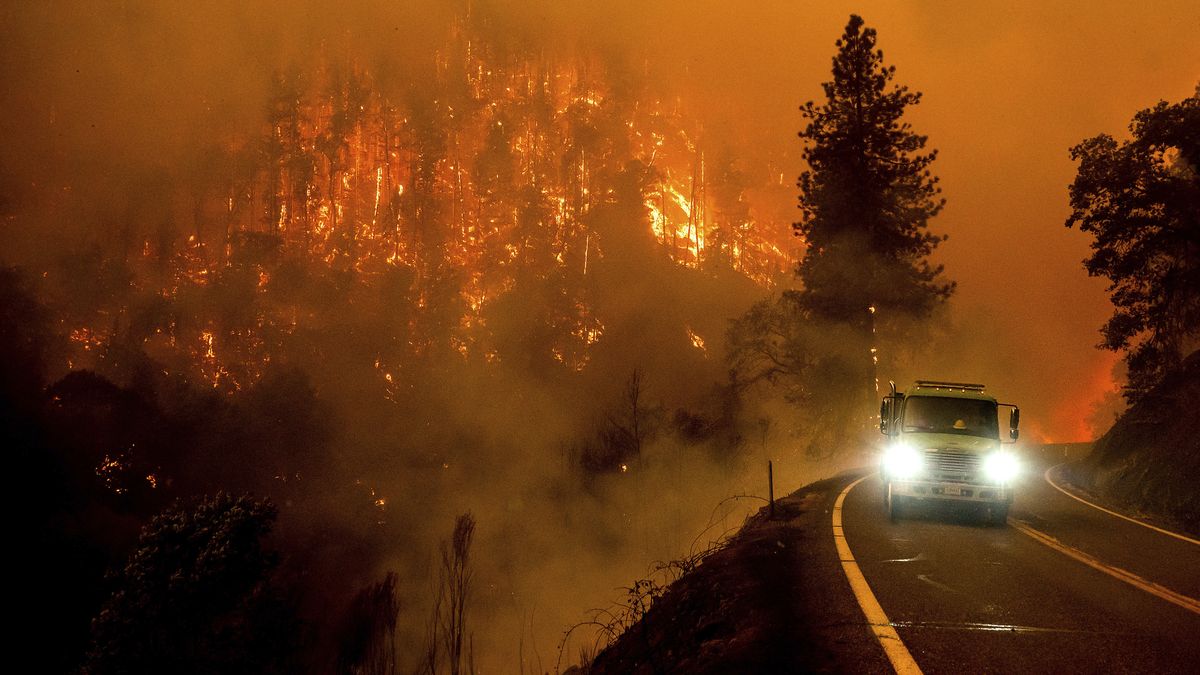 Más de 100 viviendas se han quemado desde que estalló el incendio McKinney el viernes pasado.&nbsp;