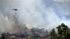Estallan más incendios forestales en las afueras de Atenas