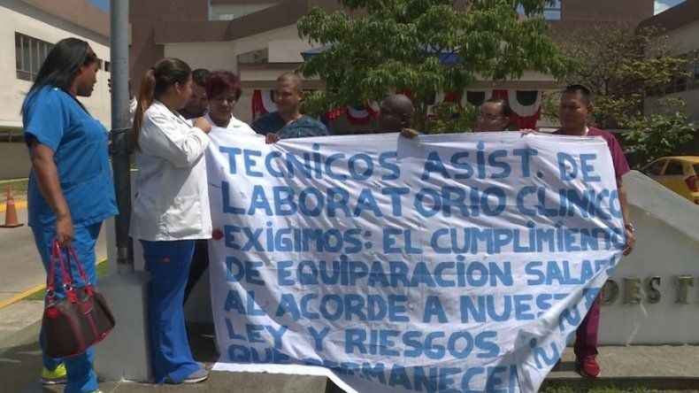 Asistentes de laboratorio clínico en segundo día de paro parcial