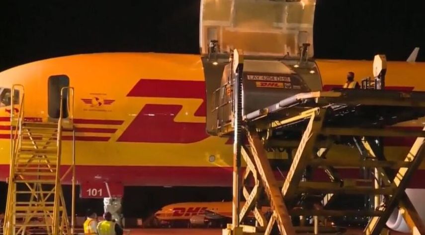 Momento de descarga del lote de dosis pediátricas de vacuna contra COVID-19 de Pfizer.