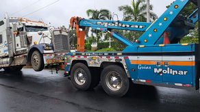 Policía Nacional remueve camiones que bloquearon la Cinta Costera.