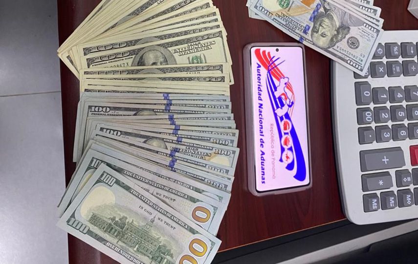 Aduanas decomisa dinero