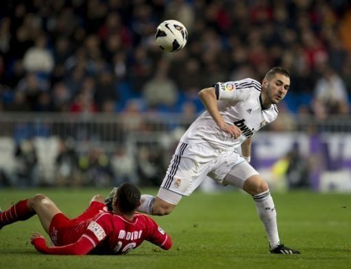 Benzema, lesionado en un rodilla, espera volver lo antes posible