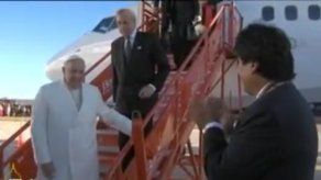 Papa Francisco pisa tierra en Bolivia