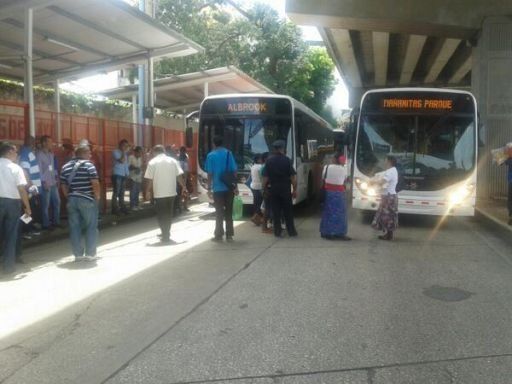 Usuarios inconformes por el Metro Bus cierran calle en Plaza 5 de Mayo