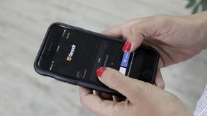 Ala Krinickyte, de la ONG Centro Europeo para Derechos Digitales, dijo que “es sorprendente que la agencia tenga que convencer a Grindr de que sus usuarios son LGBT+ y que este hecho no es una mercancía con la que comerciar”.