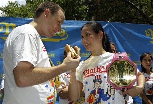 Realizan en NY pesaje a concursantes comedores de hot dogs