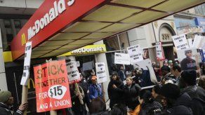 Empleados de comida rápida preparan movilizaciones en EEUU