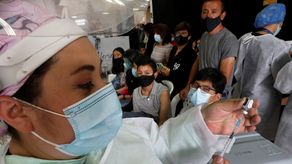 Cerca del 70% de la población de Colombia tiene dos dosis de la vacuna contra el COVID-19 y más del 83% tiene al menos una dosis.