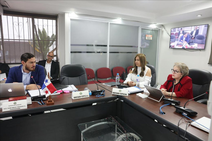 El diputado Juan Diego Vásquez hizo algunas preguntas que fueron respondidas por la magistrada presidenta y la secretaria administrativa, quedando satisfecho con la exposición y destacando la voluntad de la actual junta Directiva de la CSJ para fortalecer la administración de justicia; refiriendo que como usuario y abogado “celebro ir a trabajar en un sistema de justicia, todavía con muchos retos, pero con una mayor eficiencia, una mayor tecnificación y con más accesibilidad” El diputado Juan Diego Vásquez hizo algunas preguntas que fueron respondidas por la magistrada presidenta y la secretaria administrativa, quedando satisfecho con la exposición y destacando la voluntad de la actual junta Directiva de la CSJ para fortalecer la administración de justicia; refiriendo que como usuario y abogado “celebro ir a trabajar en un sistema de justicia, todavía con muchos retos, pero con una mayor eficiencia, una mayor tecnificación y con más accesibilidad”