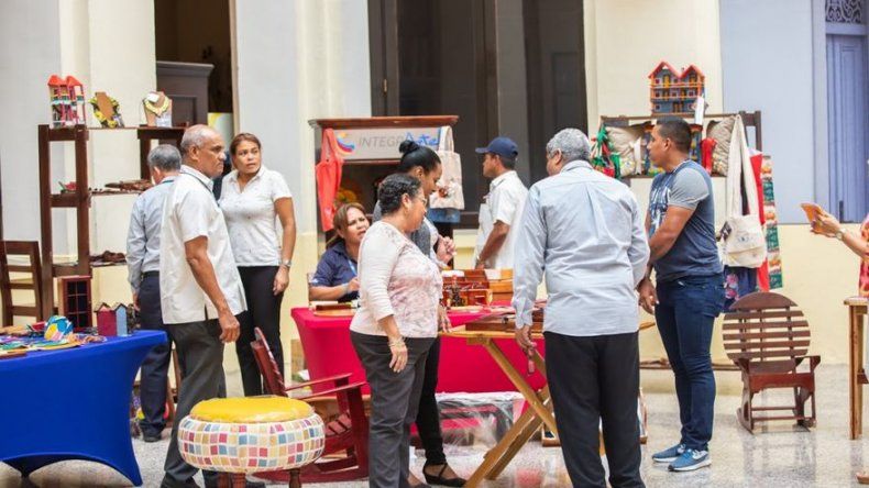 Artículos y muebles elaborados por privados de libertad son vendidos en feria de artesanías del Mingob