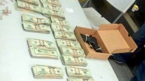 Retienen un auto en Colón con 60 mil dólares y un arma de fuego Retienen un auto en Colón con 60 mil dólares y un arma de fuego
