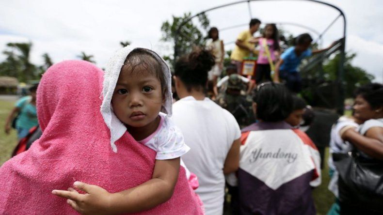 Miles de personas huyen de un volcán en Filipinas