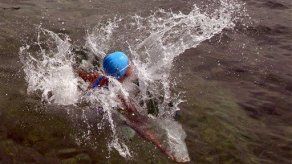 Nadadora Nyad enfrenta medusas y continúa hacia Florida