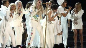 Rosas blancas y la voz de Kesha por las mujeres en el Grammy