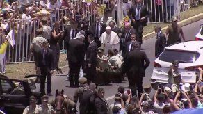 El papa se baja del papamóvil para ayudar a carabinera que cayó de caballo