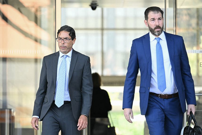 El doctor Mark Chavez y su abogado Matthew Binninger. El doctor Mark Chavez y su abogado Matthew Binninger.