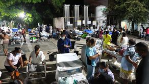 Pacientes de un hospital público fueron desalojados, debido al sismo de 7.1, en el balneario de Acapulco, en el estado de Guerrero (México).