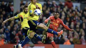 Liverpool se acerca a un punto del líder Chelsea