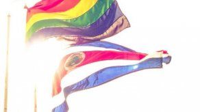 Nuevo mandatario de Costa Rica iza bandera gay en Casa Presidencial