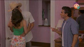 Rosalina y Gabriel mientras Luis los mira asombrado.