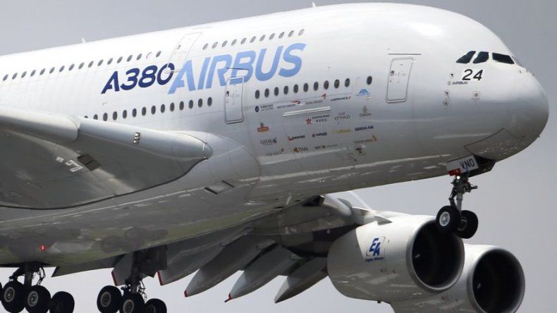 Caen fragmentos de motor averiado de un Airbus cuando despegaba de Lisboa