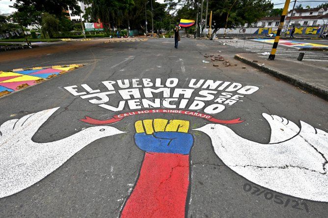 Autoridades locales de Cali y manifestantes llegaron a un acuerdo para levantar un bloqueo.