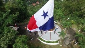 Conozca cómo se realiza el cambio de la Bandera del Cerro Ancón