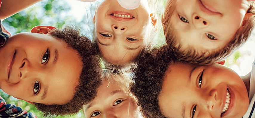 Un estudio presentó que el 30-40% de diferencias de la felicidad entre las personas dentro de un país se explican por factores genéticos.