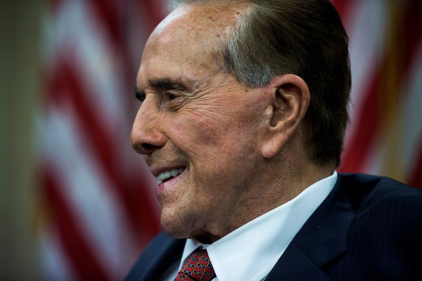 El exsenador y excandidato a la Presidencia de EE. UU. Bob Dole.