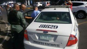 Exgobernador cliente de Banco Universal detenido por protestar