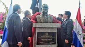 Develan busto de Don Carlos López con presencia de Presidente paraguayo