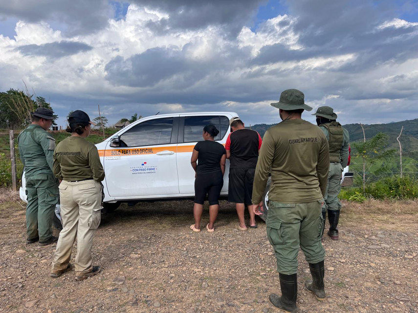 MiAmbiente sorprende a dos personas realizando minería ilegal.
