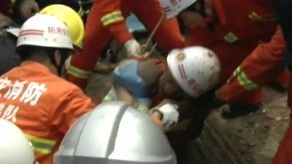 Rescatan a bebé tras caer de un pozo de 60 metros